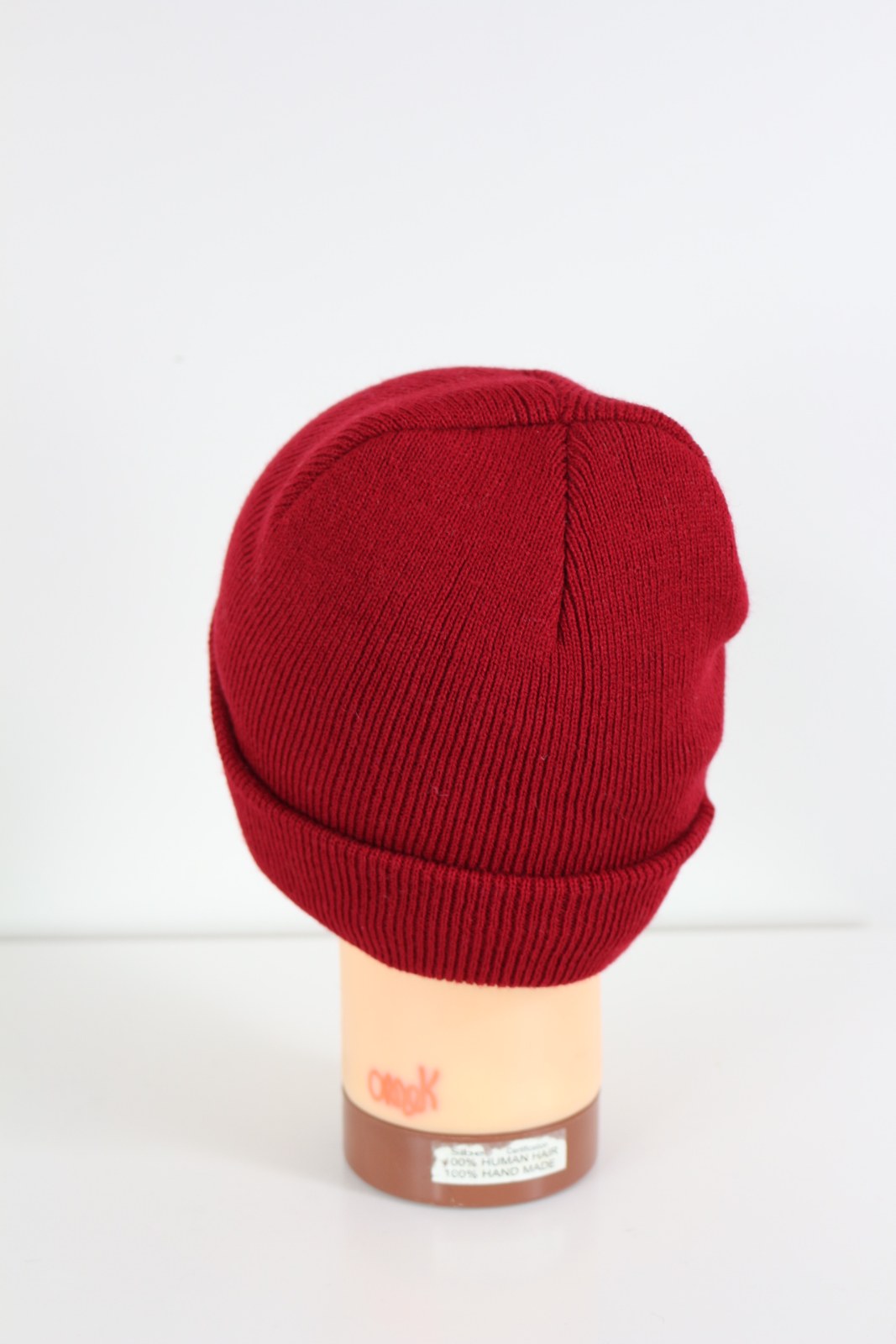 Bonnet rouge bordeaux vu de dos avec couture visible – Frippin'Dealz
