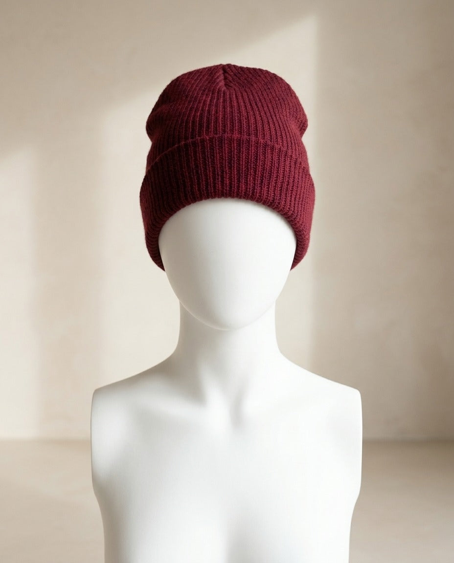 Bonnet Mavi bordeaux côtelé à revers porté sur mannequin, vue de face – Frippin'Dealz – photo retouchée par IA