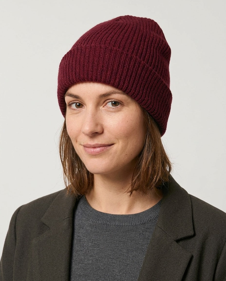 Mavi Bonnet côtelé à revers bordeaux acrylique porté – photo générée par IA