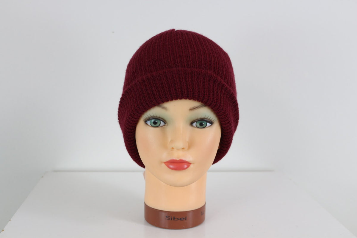 Bonnet Mavi bordeaux côtelé à revers porté sur mannequin, vue de face – Frippin'Dealz