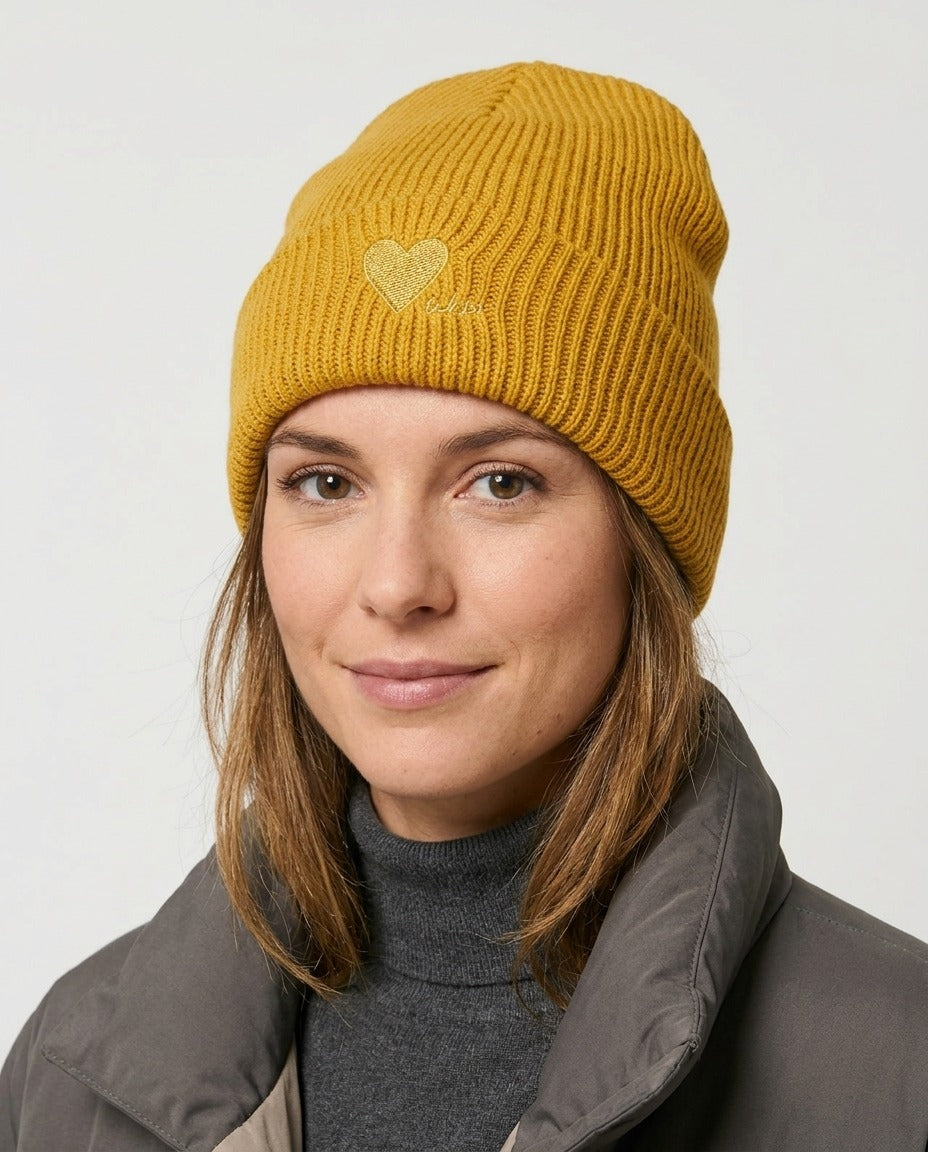 Bonnet Camaïeu moutarde cœur brodé porté – photo générée par IA