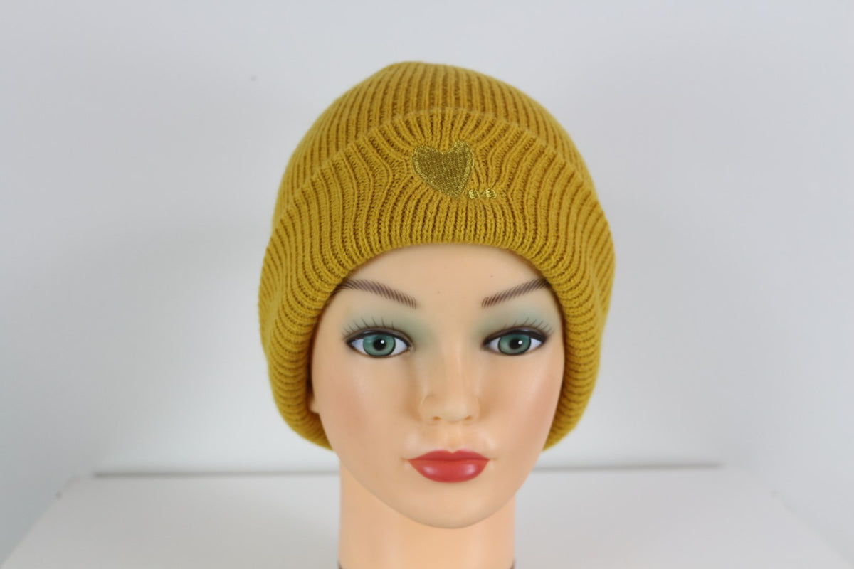 Bonnet côtelé moutarde à revers avec cœur brodé porté sur mannequin – Frippin'Dealz