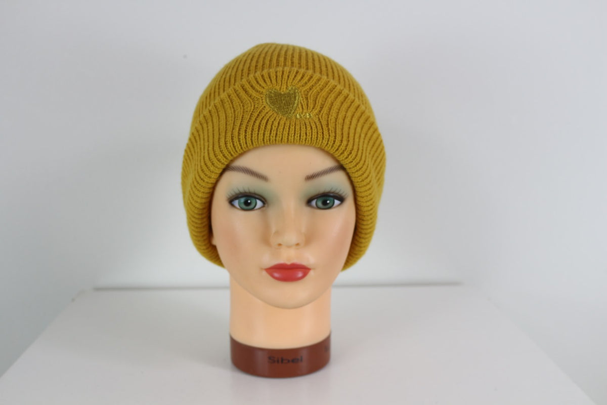 Bonnet moutarde vu de face avec petit cœur brodé tonal – Frippin'Dealz