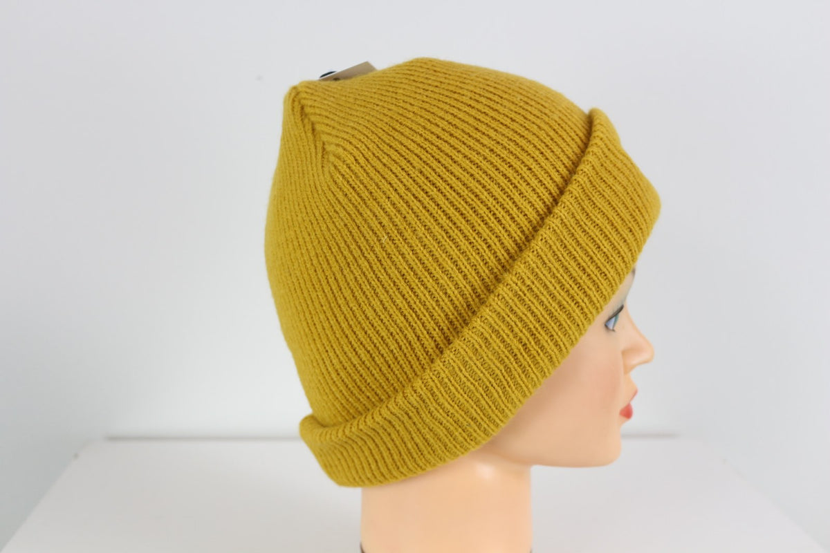 Bonnet côtelé moutarde vu de profil avec revers – Frippin'Dealz