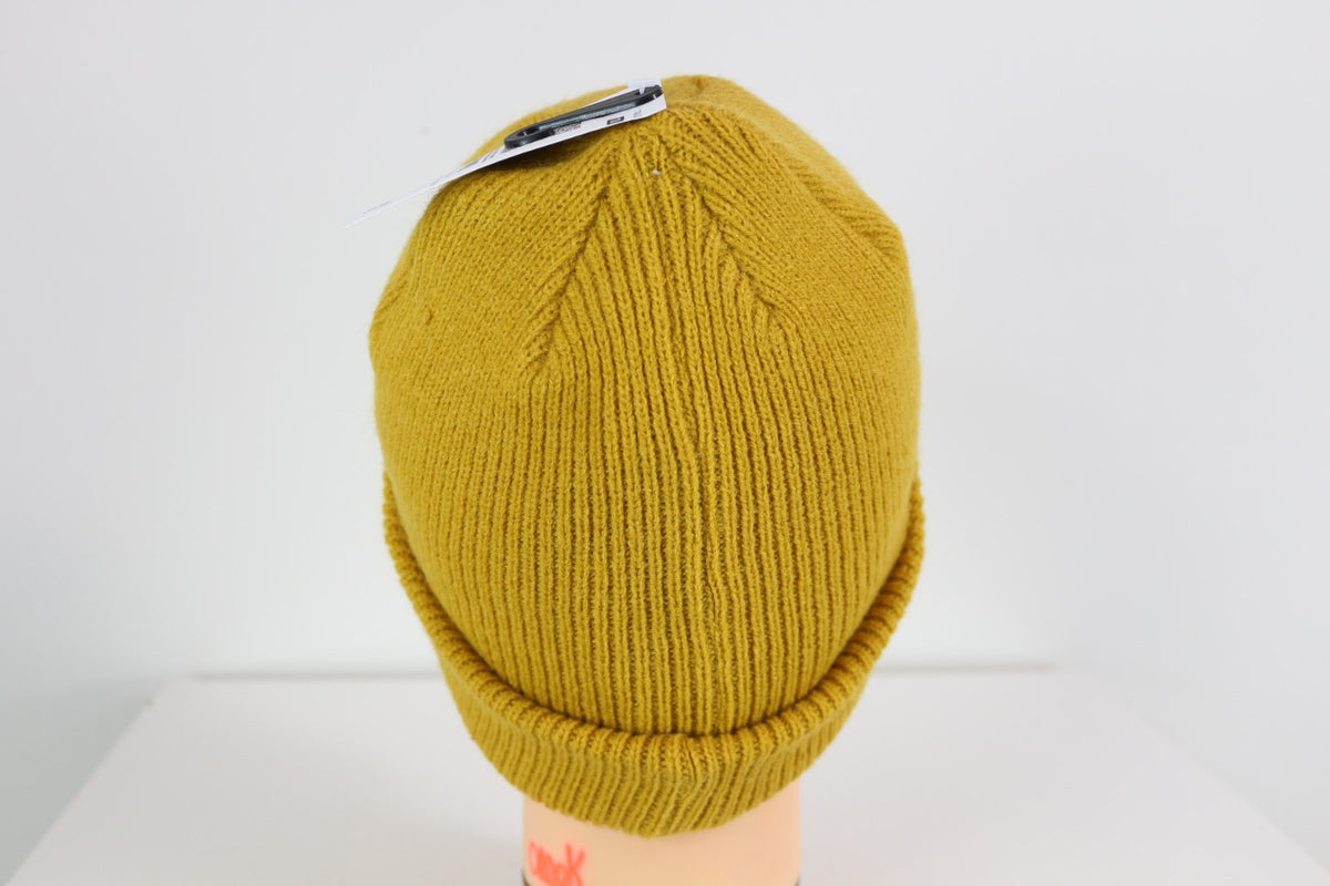 Bonnet moutarde vu de dos avec étiquette neuve – Frippin'Dealz