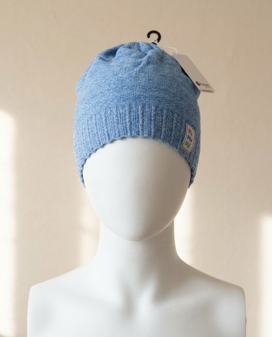 Bonnet enfant PaMaMi bleu chiné avec écusson brodé et étiquettes – Frippin'Dealz – photo retouchée par IA