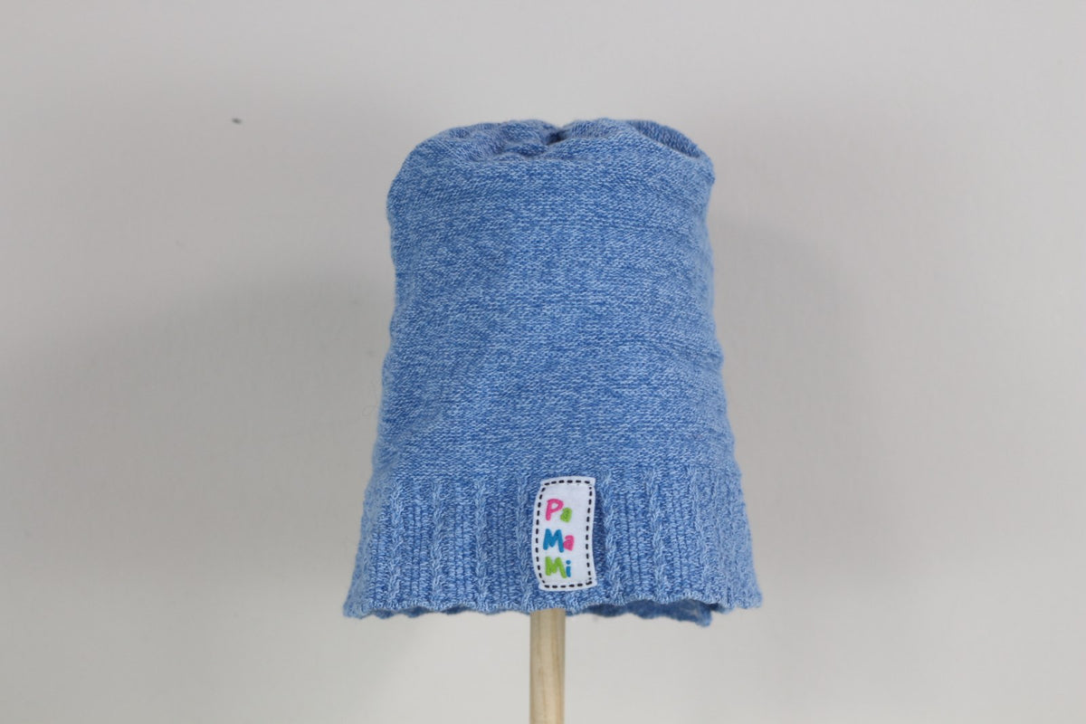 Bonnet enfant PaMaMi bleu chiné présenté sur support, bord côtelé et écusson – Frippin'Dealz