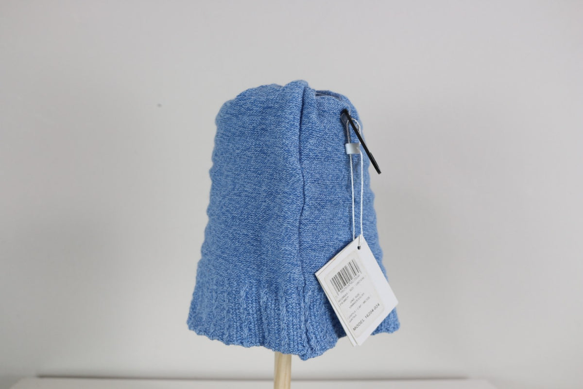 Bonnet PaMaMi bleu vu de profil avec étiquette d'origine attachée – Frippin'Dealz