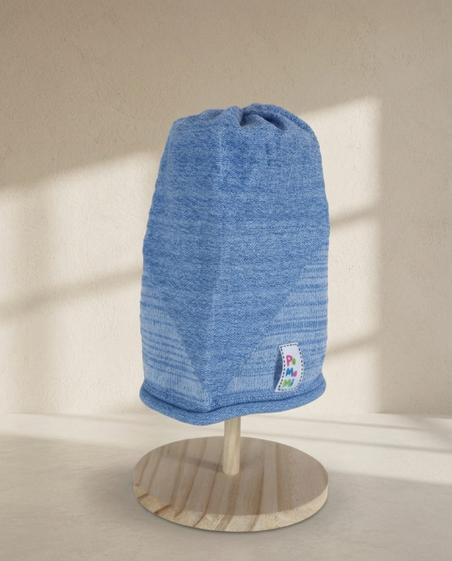 Bonnet beanie PaMaMi Kids bleu chiné en coton sur support en bois – Frippin'Dealz – photo retouchée par IA