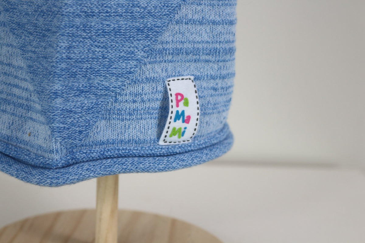 Gros plan sur l'écusson PaMaMi et le bas roulotté du bonnet bleu – Frippin'Dealz
