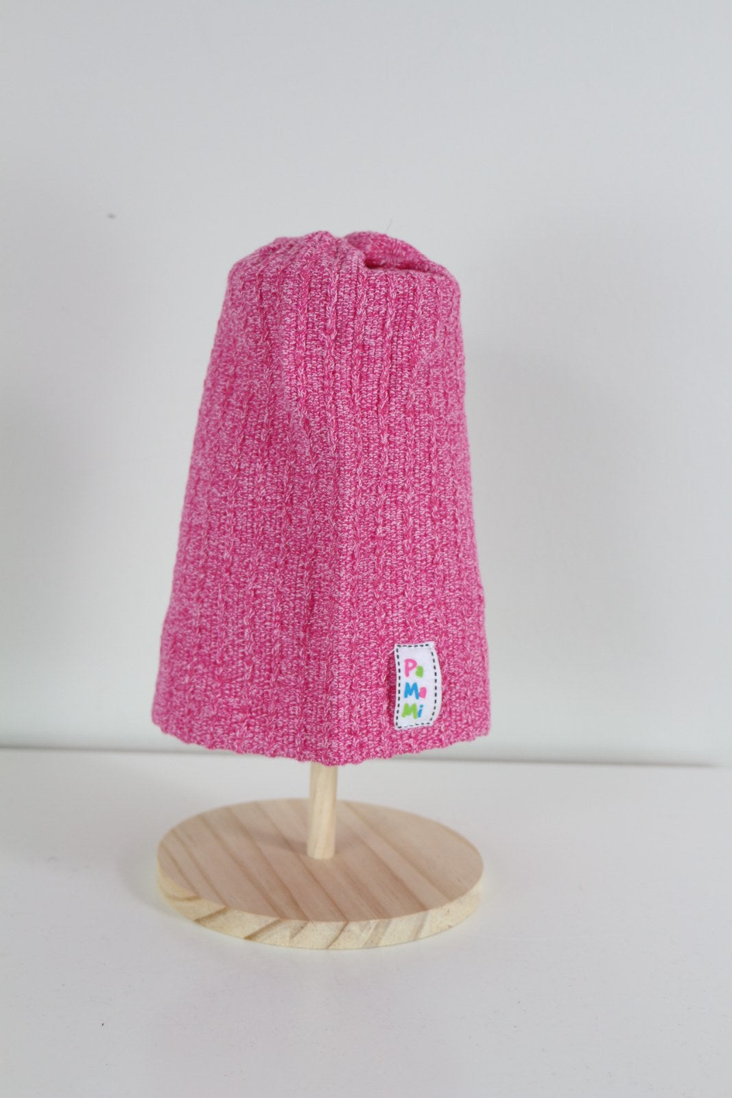 Bonnet PaMaMi rose fuchsia chiné en maille côtelée sur support en bois – Frippin'Dealz