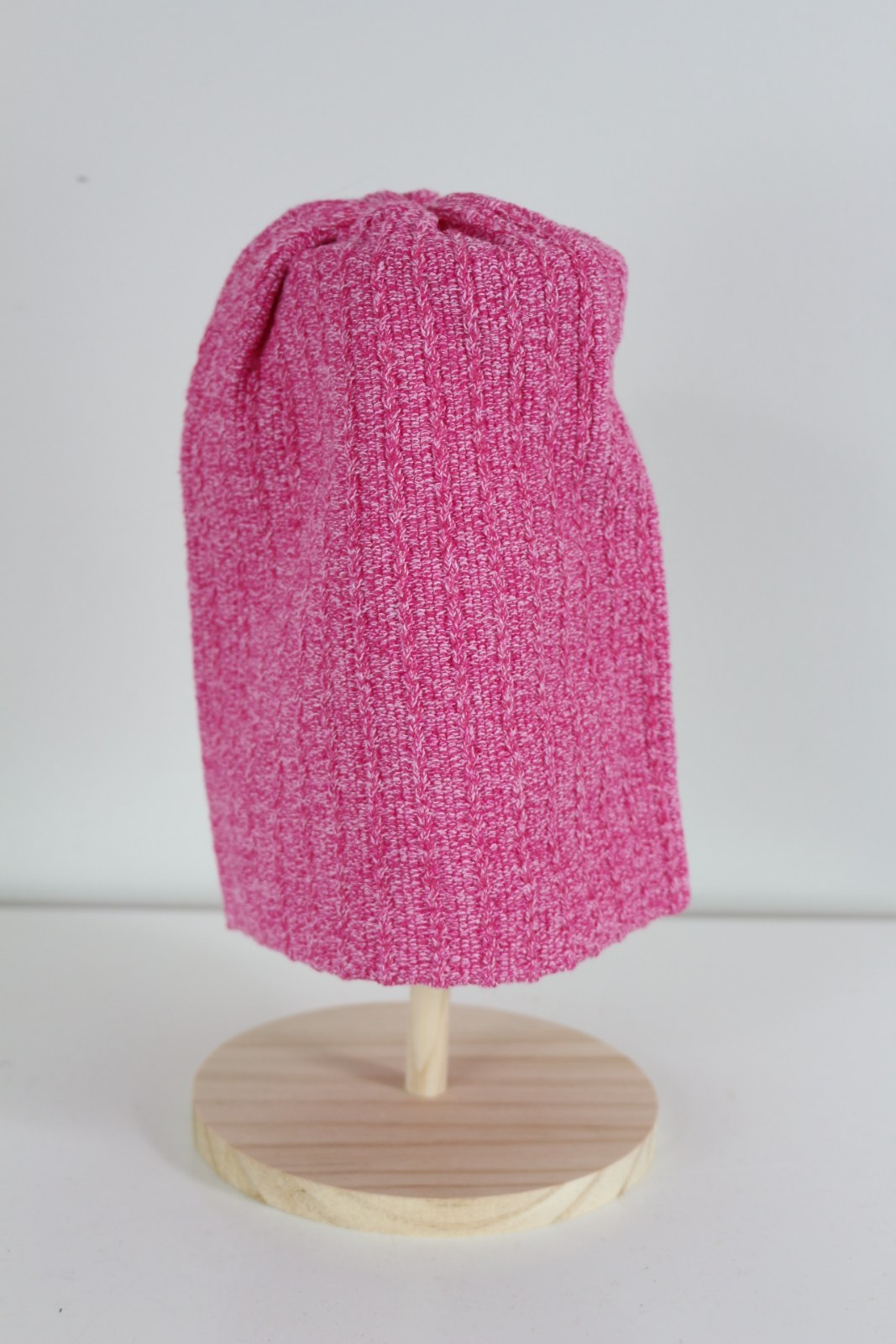 Bonnet PaMaMi rose chiné vu de face, maille côtelée – Frippin'Dealz