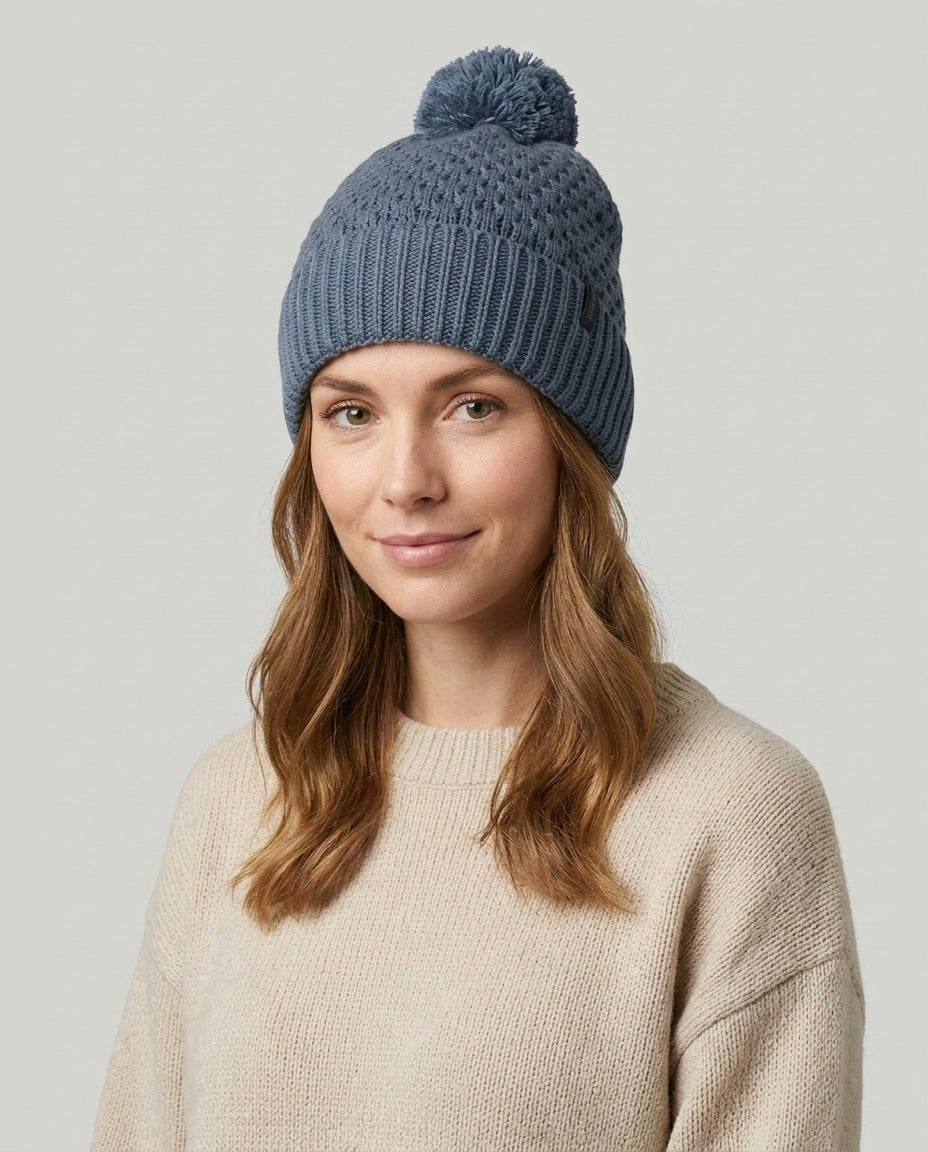 Bonnet Twentyfour bleu orage à pompon porté – photo générée par IA