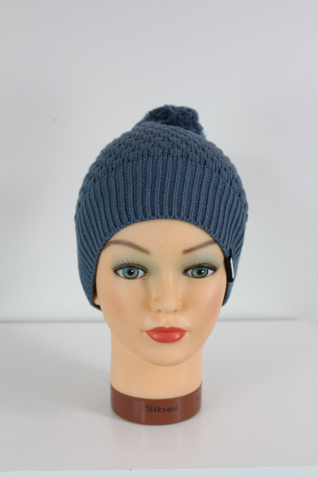 Bonnet Twentyfour bleu orage à pompon, vue de face sur mannequin – Frippin'Dealz