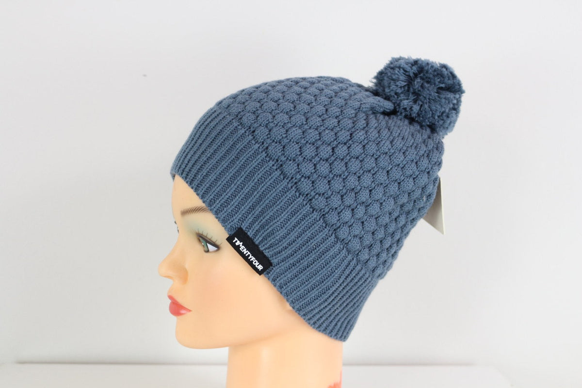 Bonnet Twentyfour bleu orage en maille gaufrée avec pompon et étiquette tissée, vue de profil gauche – Frippin'Dealz