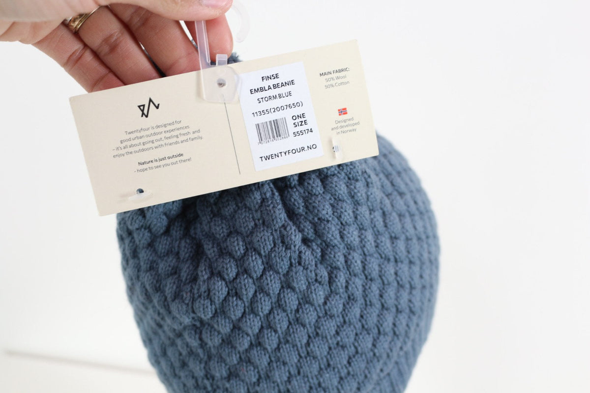 Étiquette cartonnée du bonnet Twentyfour Finse Embla Beanie, Storm Blue, 50 % laine 50 % coton – Frippin'Dealz