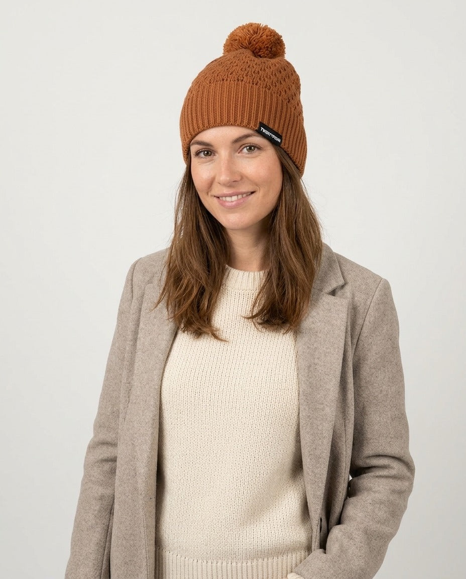 Bonnet Twentyfour cognac à pompon porté – photo générée par IA