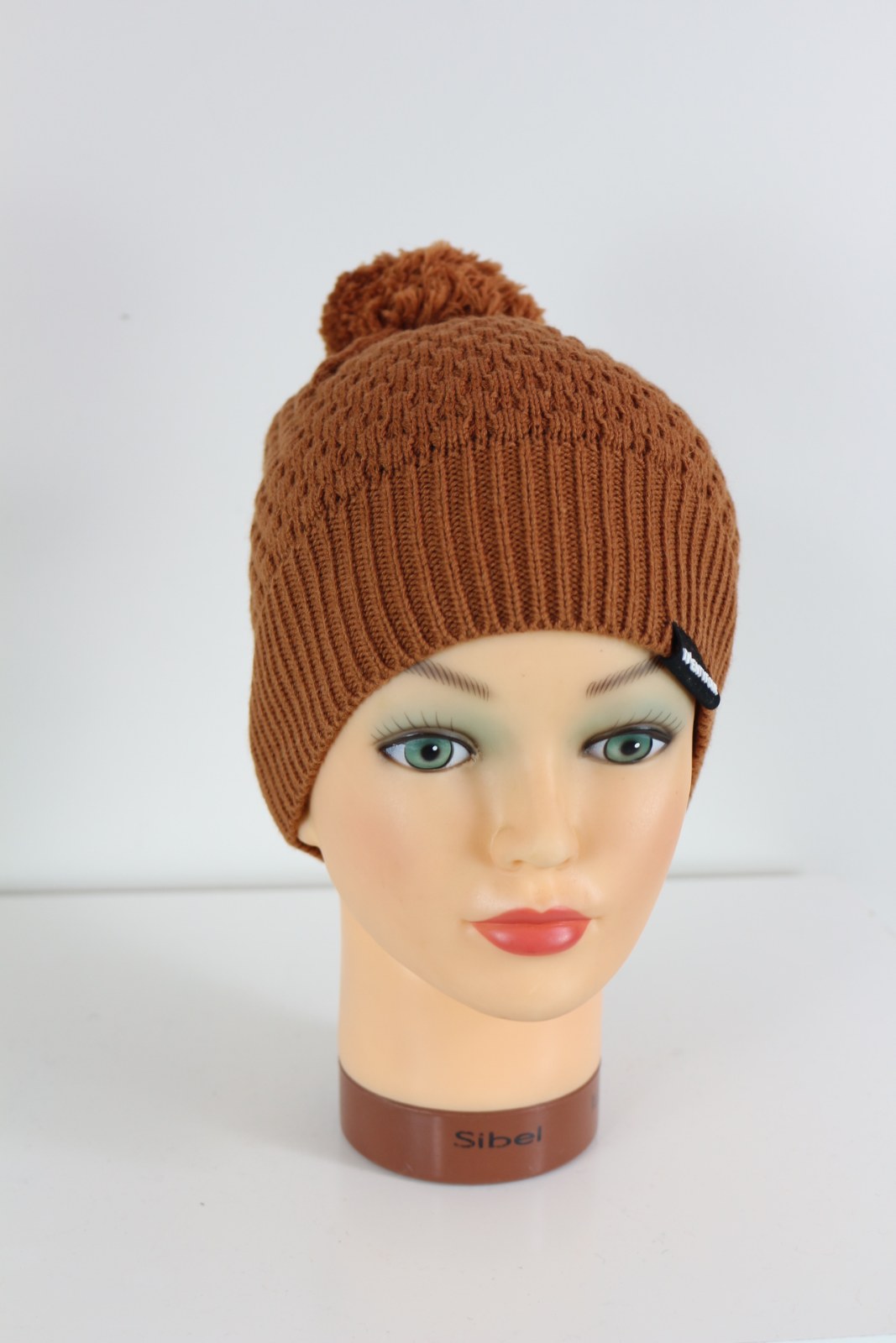 Bonnet Twentyfour cognac à pompon porté sur une tête de présentation, vue de face – Frippin'Dealz