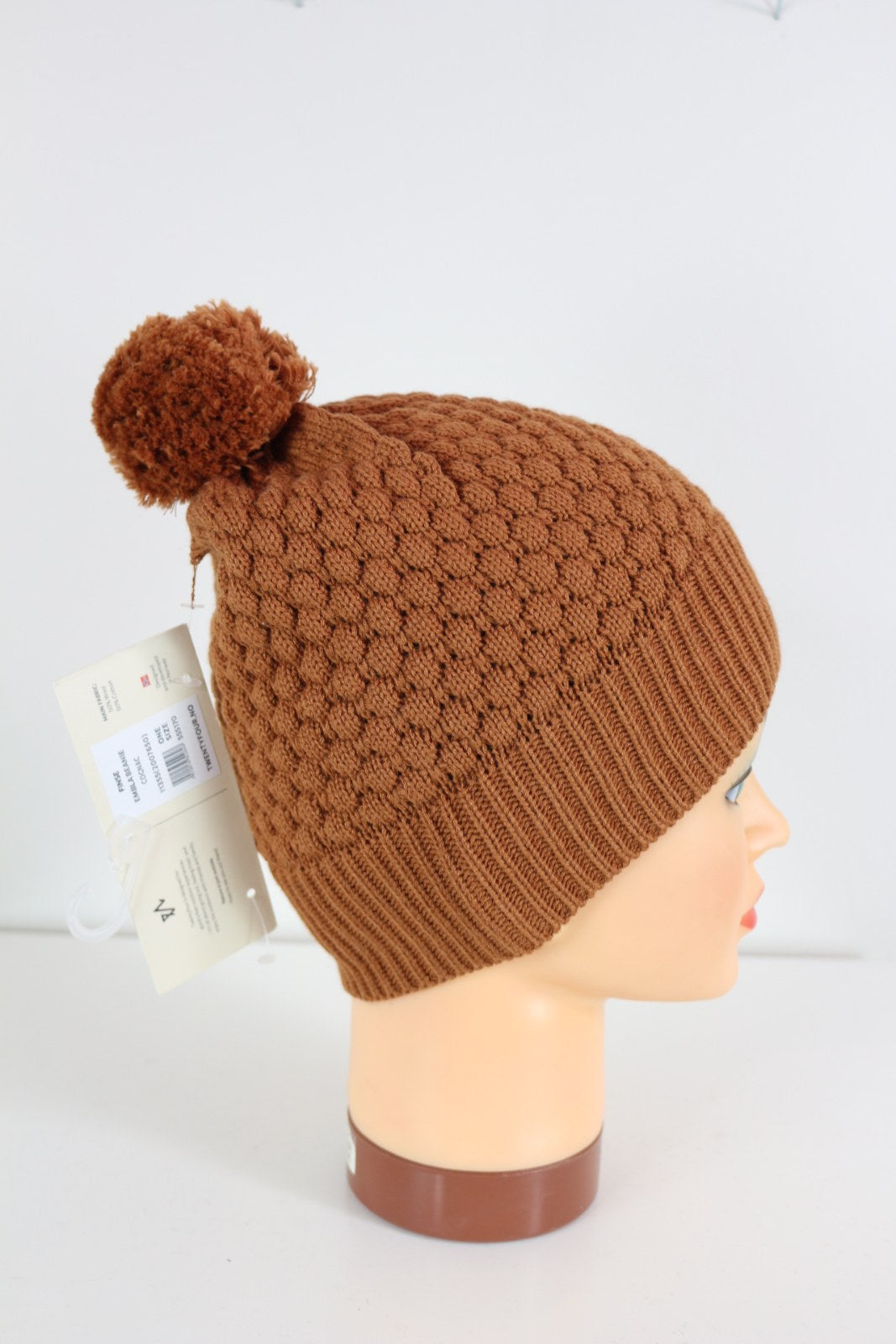 Bonnet Twentyfour cognac à pompon, vue de profil avec étiquette cartonnée – Frippin'Dealz