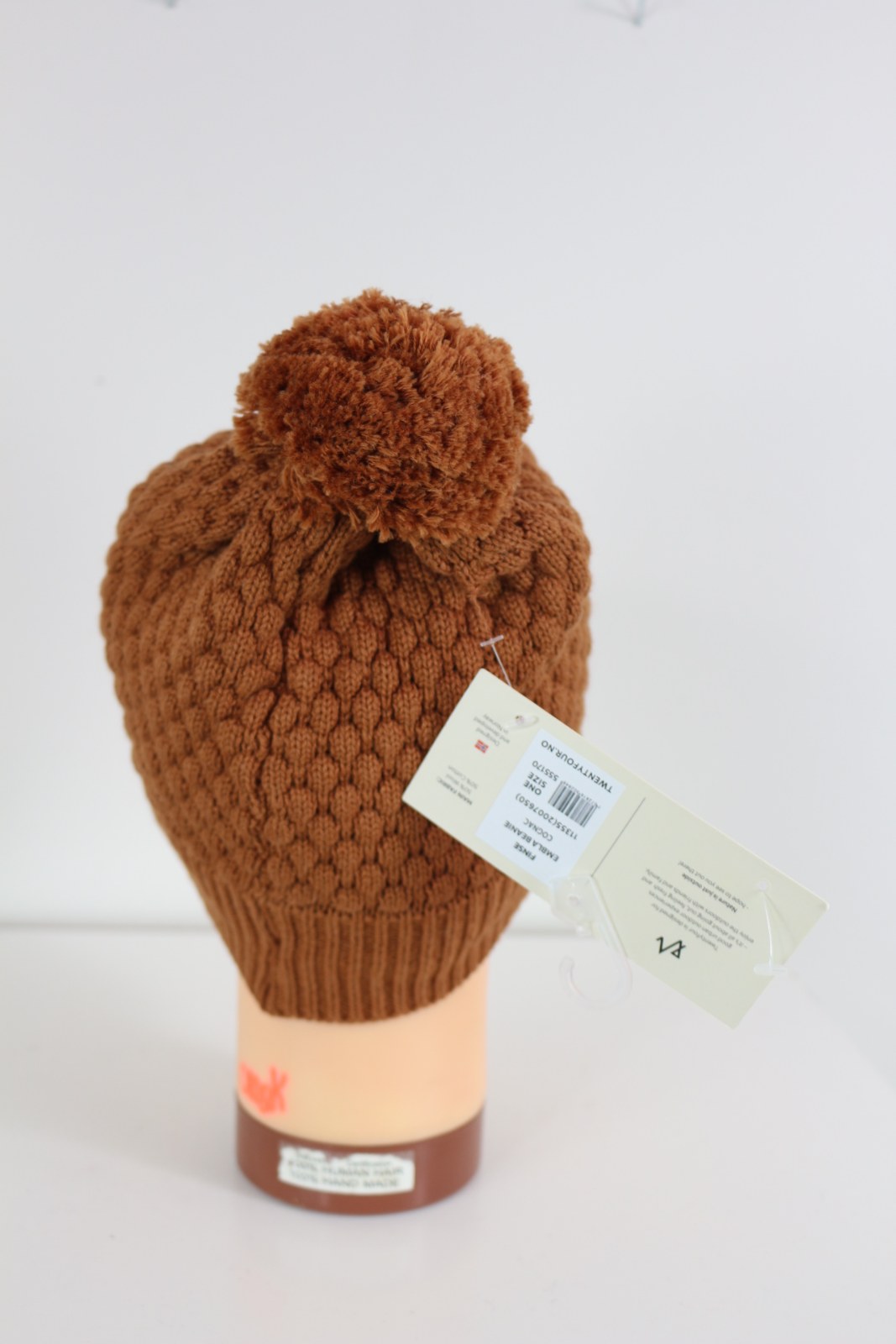 Bonnet Twentyfour cognac à pompon, vue de dos avec étiquette – Frippin'Dealz