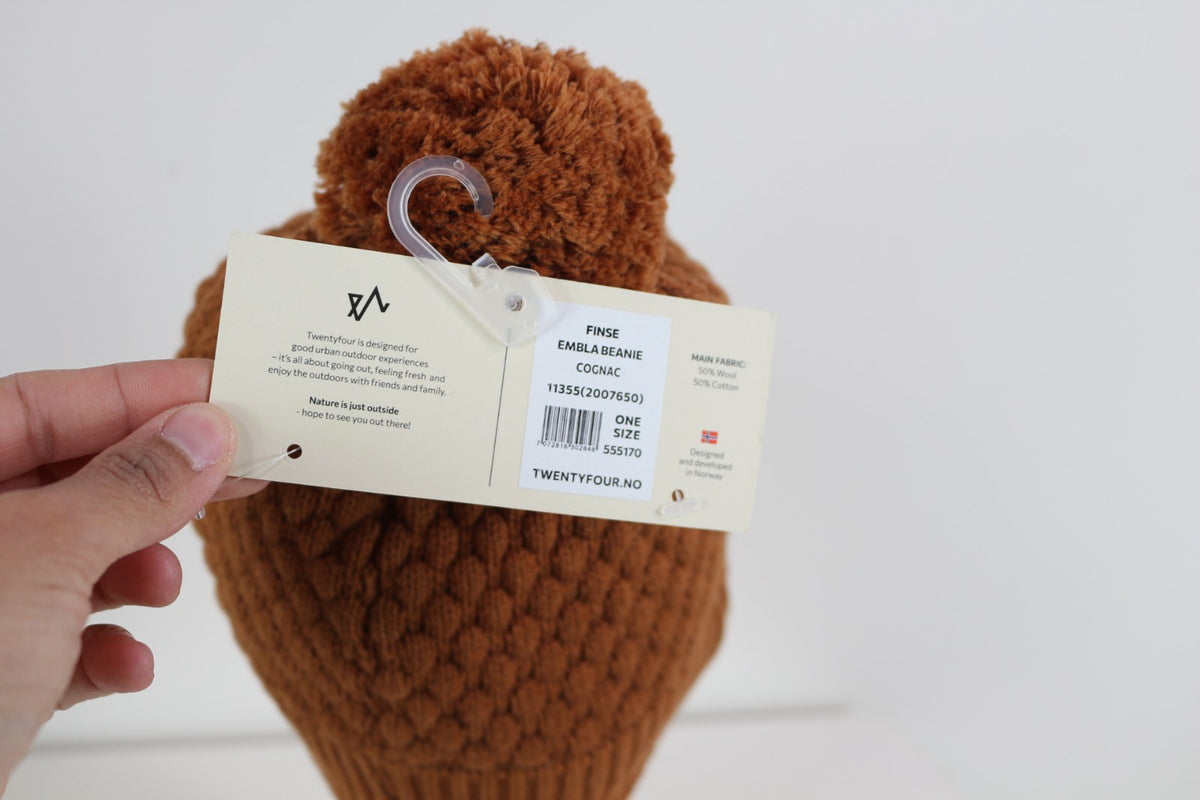 Étiquette cartonnée du bonnet Twentyfour Finse Embla Beanie cognac, 50 % laine 50 % coton – Frippin'Dealz