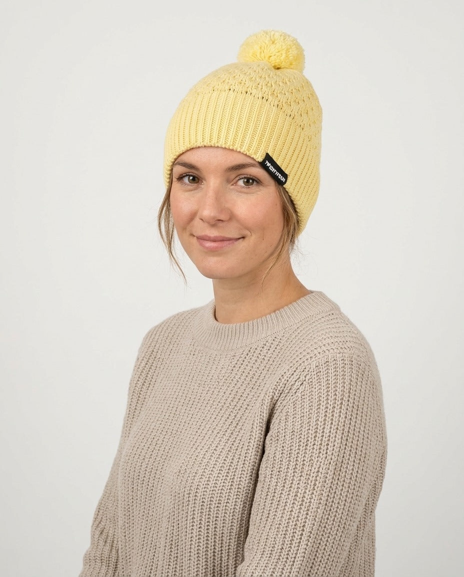 Twentyfour Bonnet à pompon maille texturée jaune banane Taille unique porté – photo générée par IA