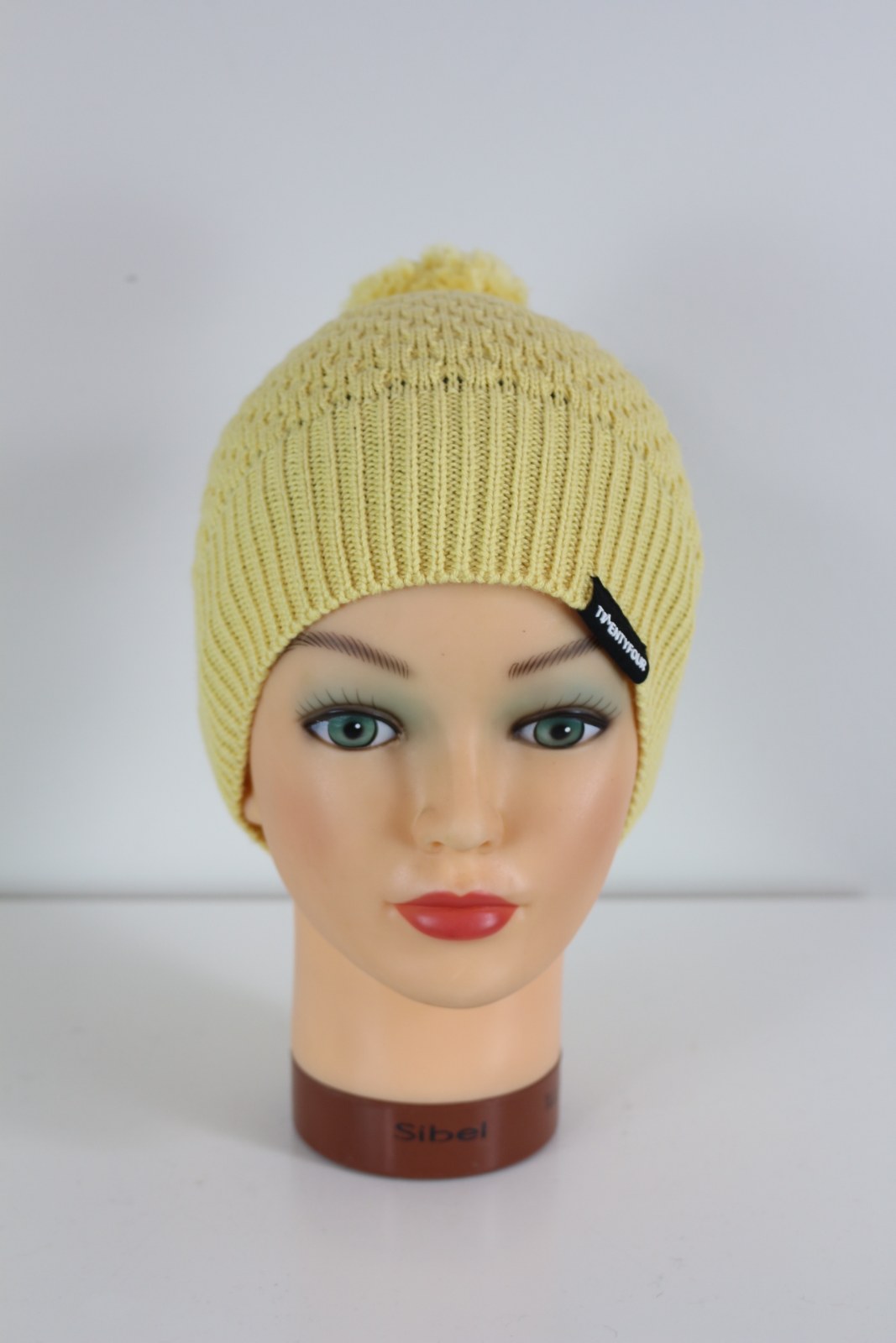 Bonnet Twentyfour jaune banane à pompon porté sur une tête de mannequin, vue de face – Frippin'Dealz