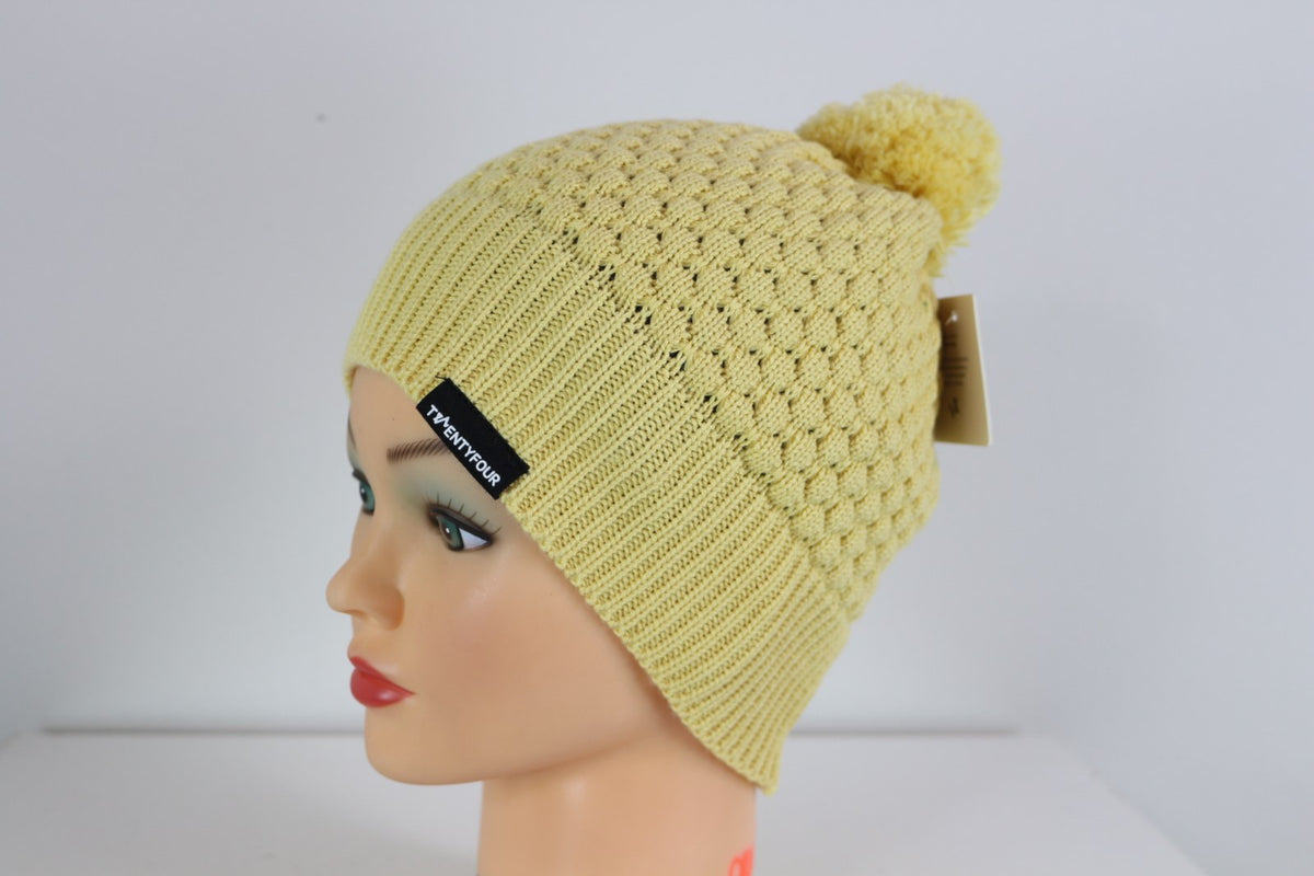 Bonnet Twentyfour jaune à maille texturée et pompon, vue de trois quarts avec étiquette tissée – Frippin'Dealz