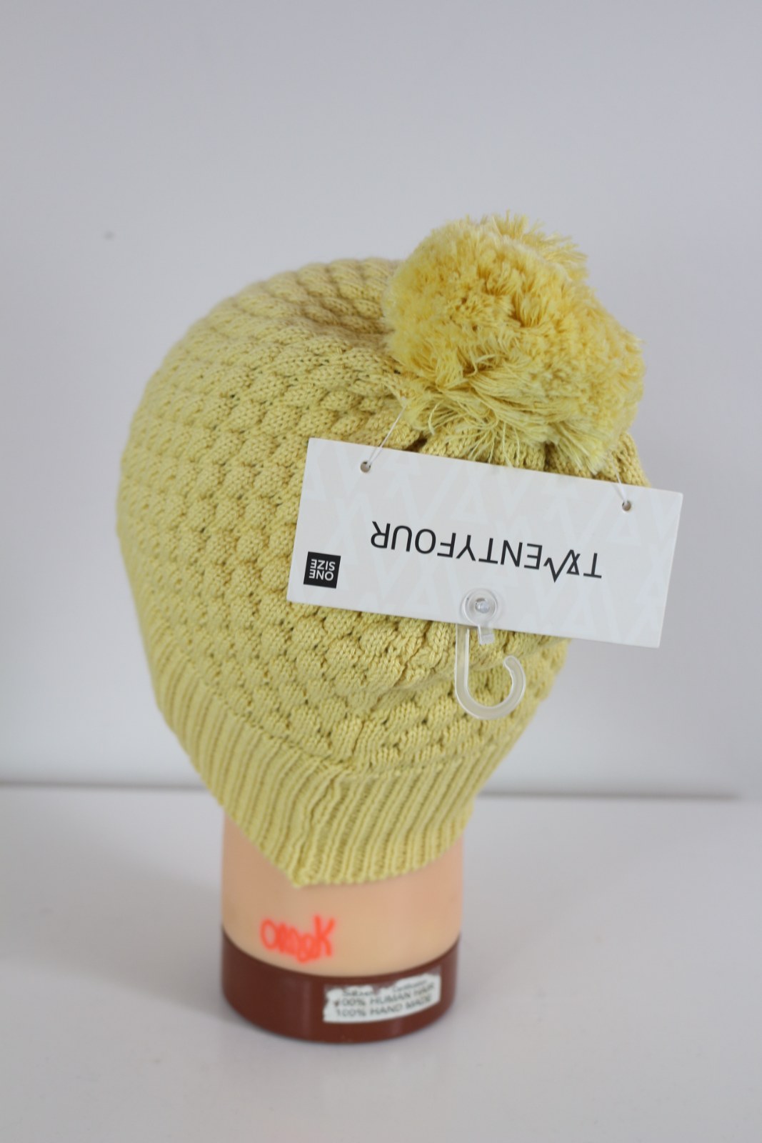 Bonnet Twentyfour jaune avec pompon et étiquette cartonnée neuve, vue de dos – Frippin'Dealz