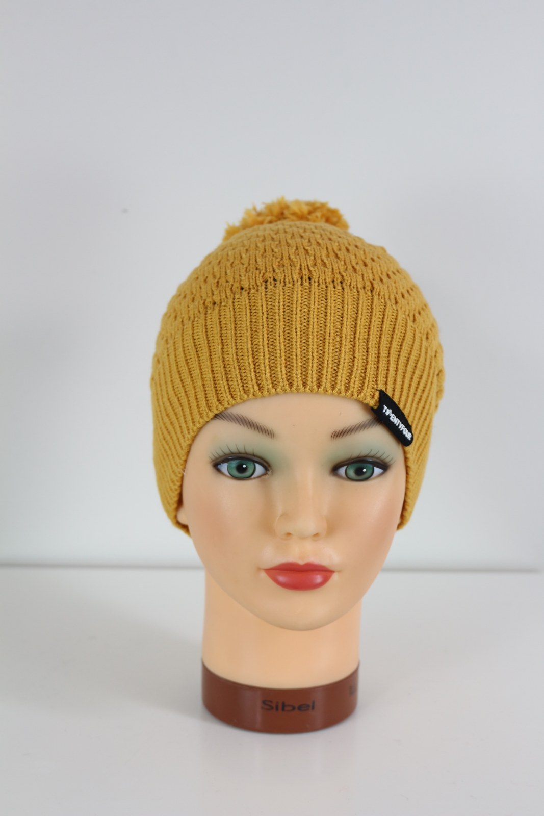 Bonnet Twentyfour of Norway moutarde à pompon et bord côtelé, vue de face – Frippin'Dealz
