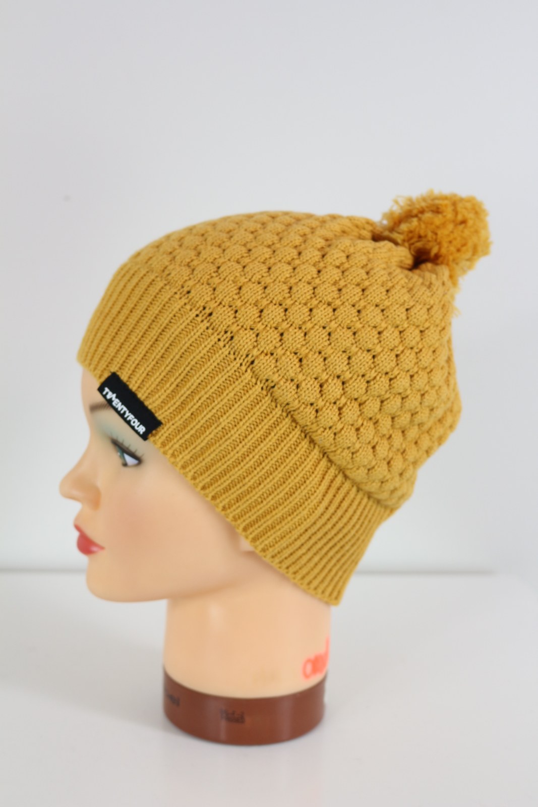 Bonnet Twentyfour moutarde en maille alvéolée avec pompon, vue de profil gauche – Frippin'Dealz