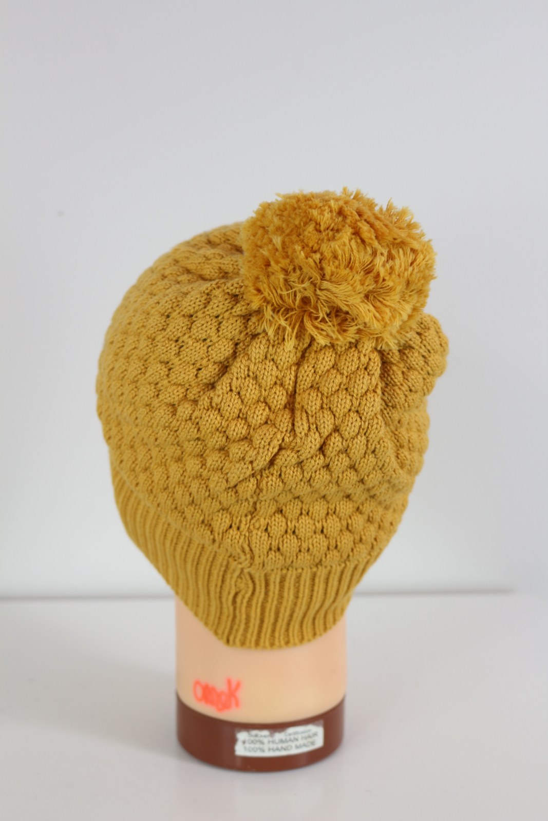 Bonnet moutarde Twentyfour à pompon, vue de dos de la maille alvéolée – Frippin'Dealz