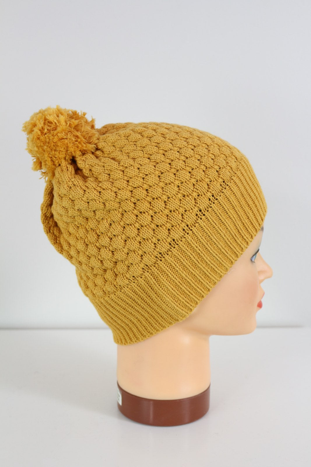 Bonnet Twentyfour moutarde à pompon et bord côtelé, vue de profil droit – Frippin'Dealz