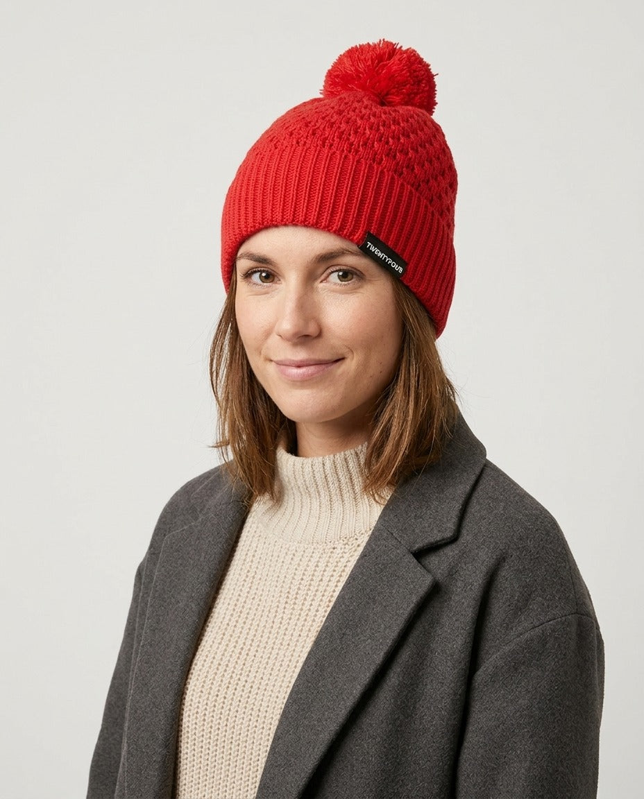 Bonnet Twentyfour of Norway rouge à pompon porté – photo générée par IA