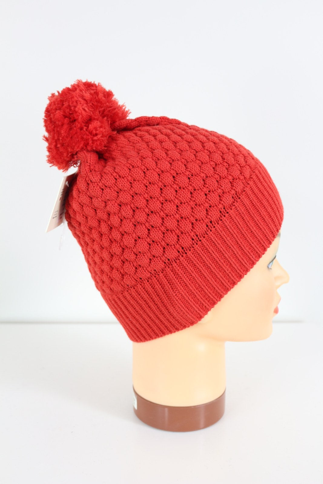 Profil du bonnet Twentyfour rouge à pompon et maille texturée – Frippin'Dealz