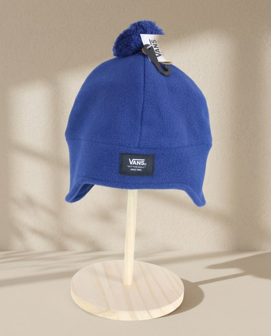 Bonnet Vans bleu roi en polaire avec oreillettes, pompon et étiquette – Frippin'Dealz – photo retouchée par IA