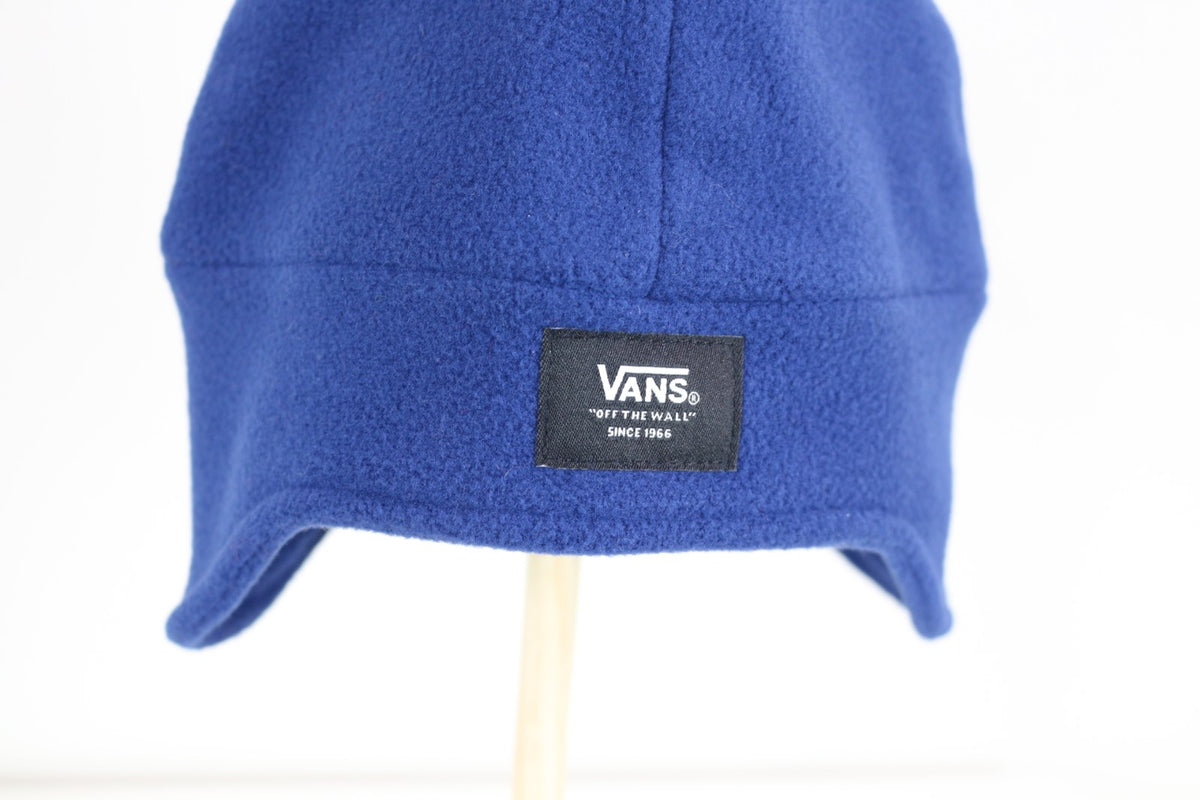Gros plan sur l'écusson tissé Vans Off the Wall du bonnet bleu roi – Frippin'Dealz