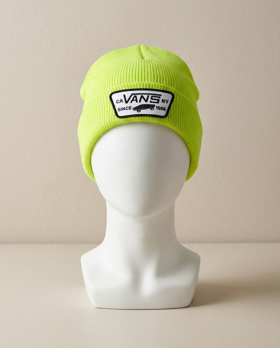 Bonnet Vans jaune fluo à revers avec patch logo, porté sur un mannequin – Frippin'Dealz – photo retouchée par IA