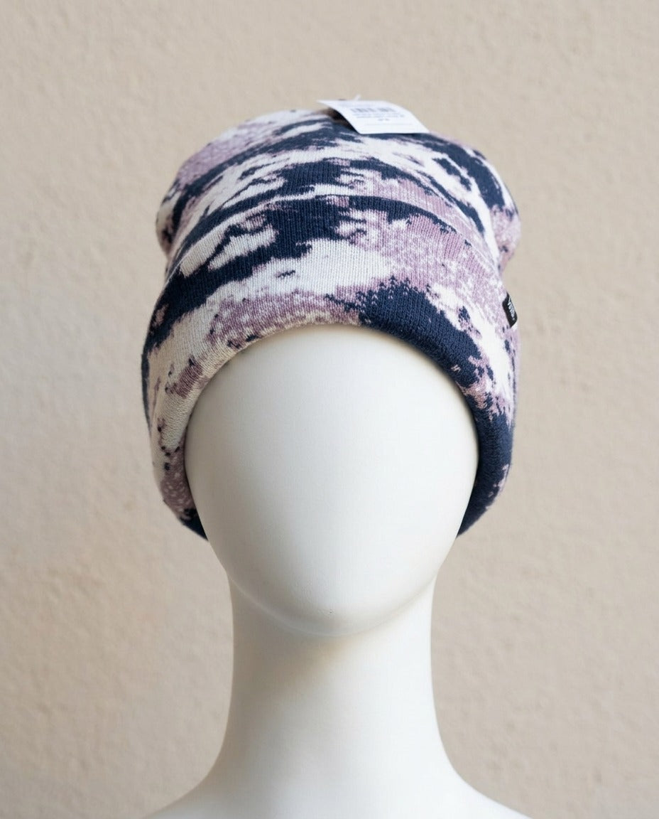 Bonnet Vans Parkview marine, mauve et blanc motif camouflage porté sur mannequin, vue de face – Frippin'Dealz – photo retouchée par IA