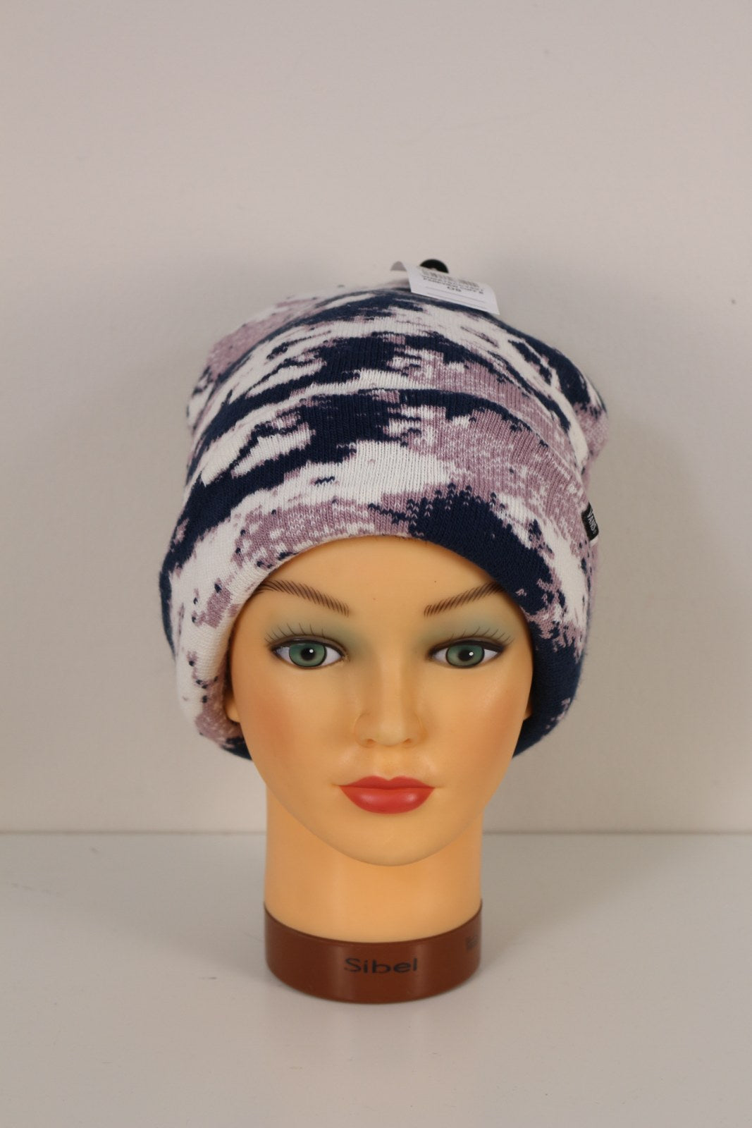 Bonnet Vans Parkview marine, mauve et blanc motif camouflage porté sur mannequin, vue de face – Frippin'Dealz