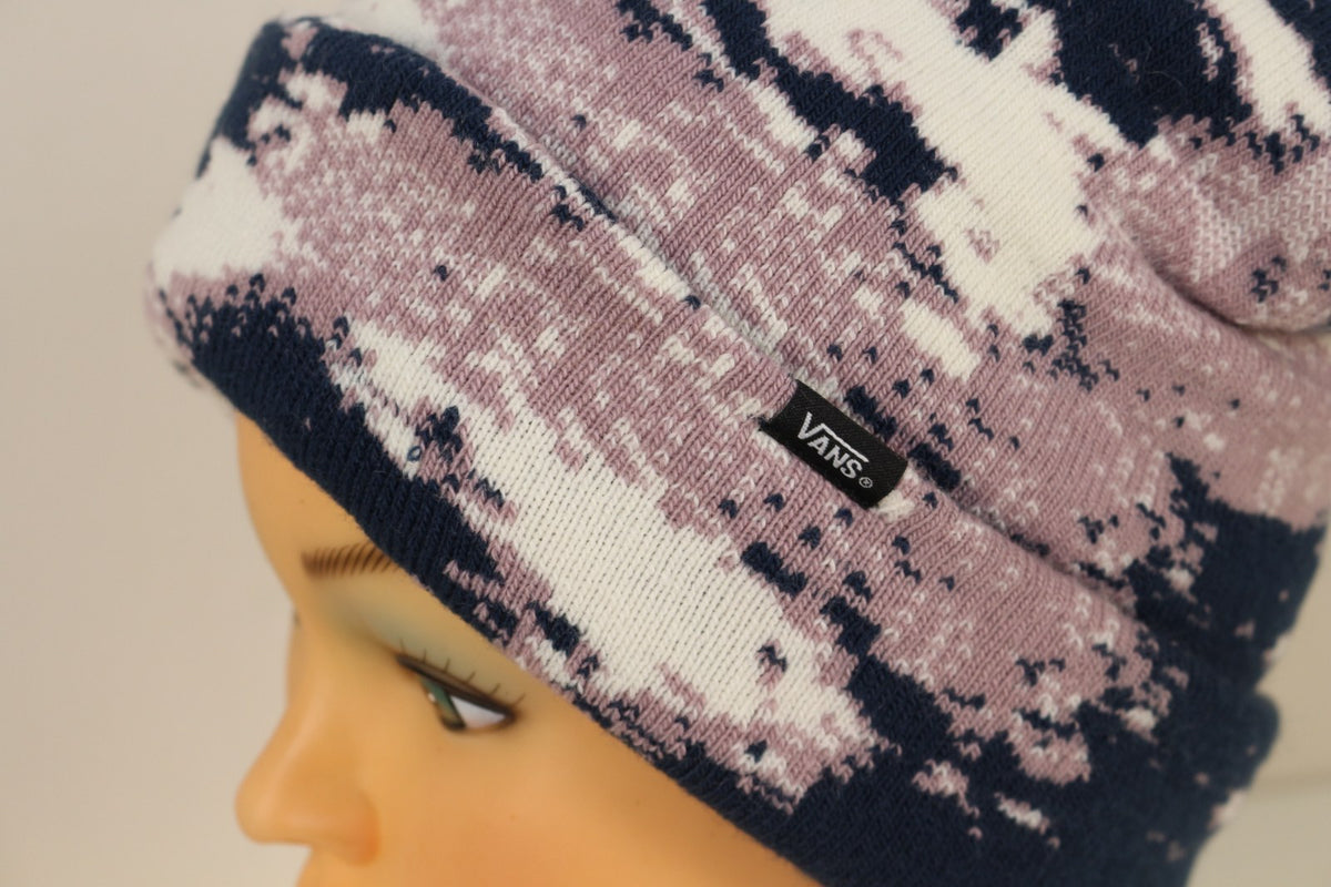 Gros plan sur l'étiquette tissée Vans du bonnet marine, mauve et blanc – Frippin'Dealz