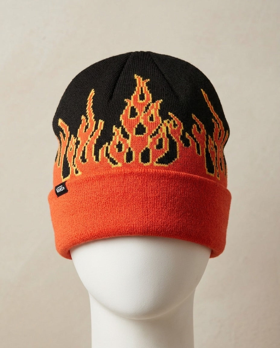 Bonnet Vans noir et orange motif flammes accroché au mur avec étiquette – Frippin'Dealz – photo retouchée par IA