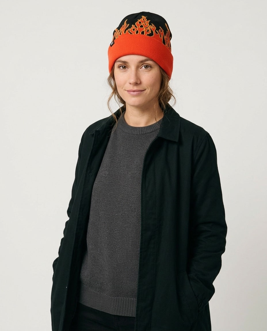 Vans Bonnet à revers motif flammes noir et orange taille unique porté – photo générée par IA