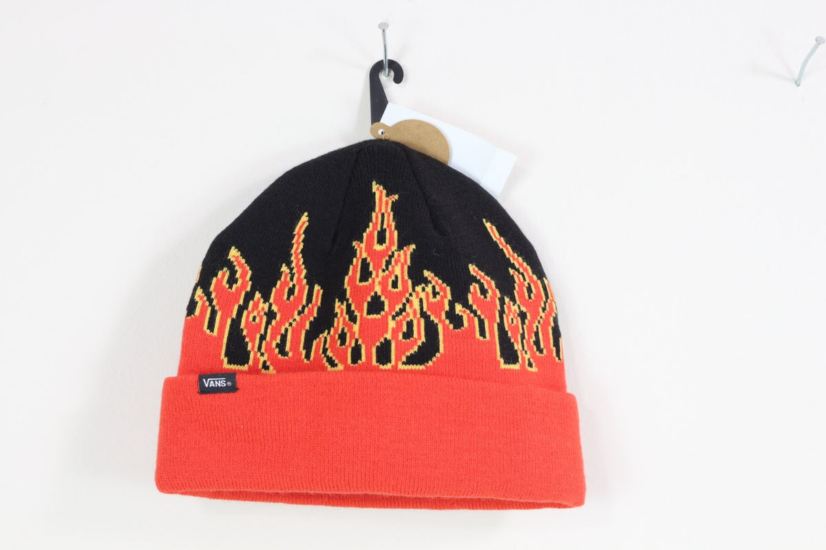 Bonnet Vans noir et orange motif flammes accroché au mur avec étiquette – Frippin'Dealz