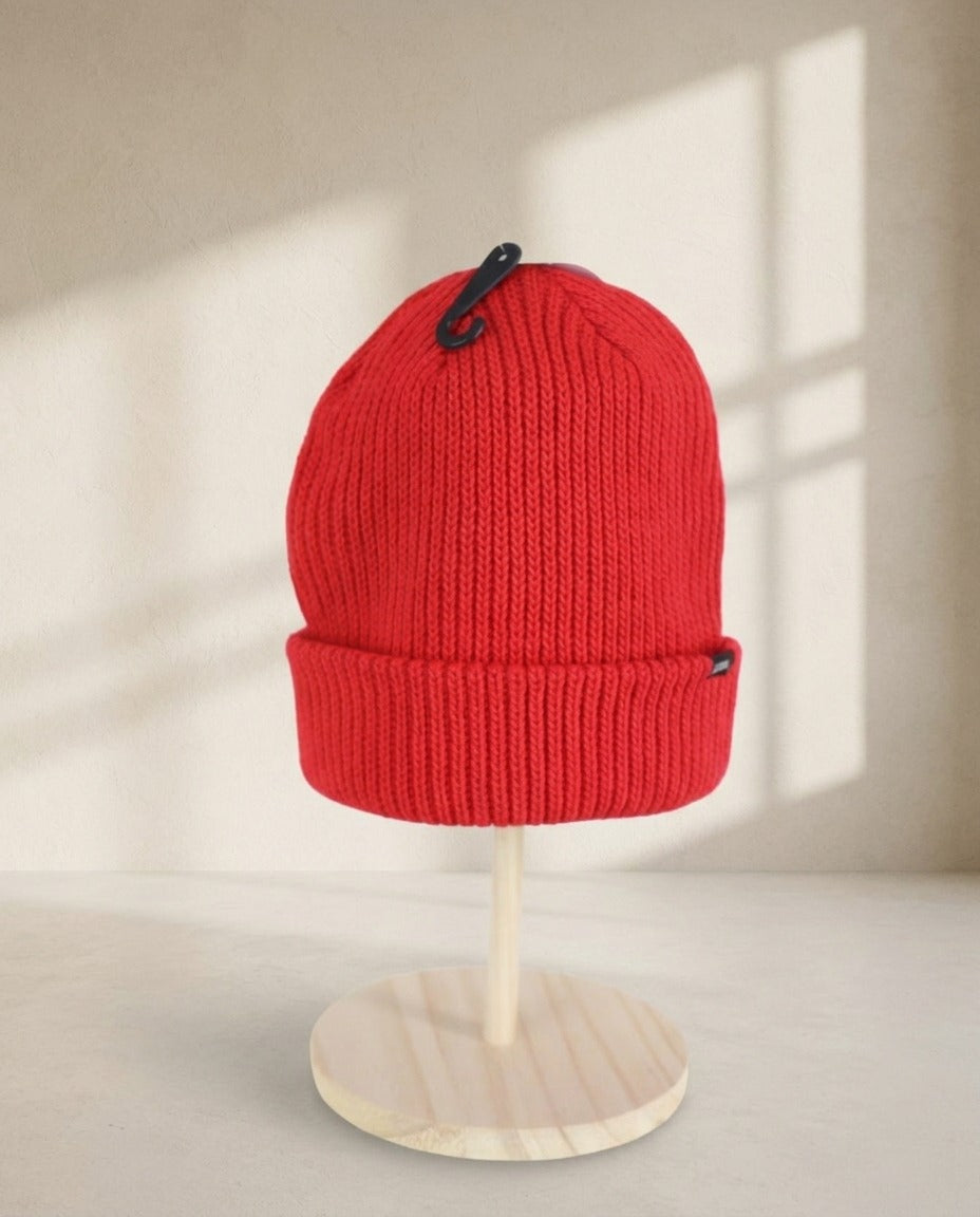 Bonnet Vans rouge côtelé avec revers sur présentoir en bois – Frippin'Dealz – photo retouchée par IA