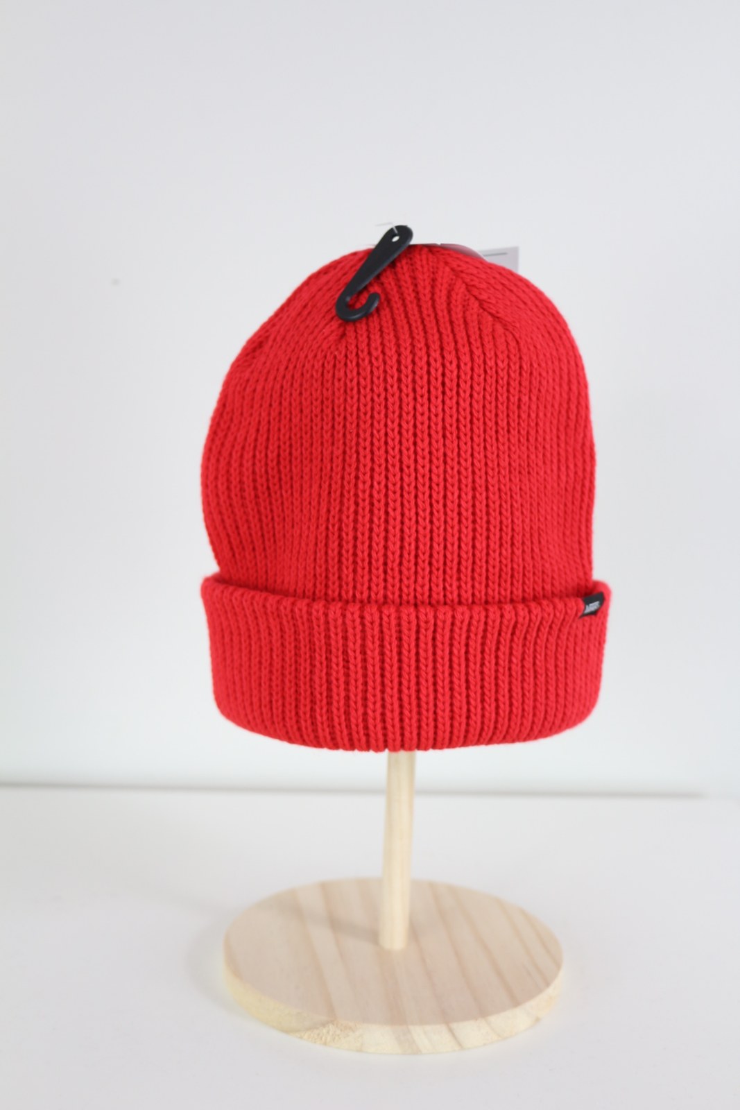 Bonnet Vans rouge côtelé avec revers sur présentoir en bois – Frippin'Dealz