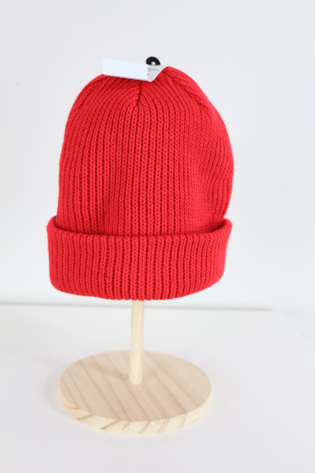 Bonnet Vans rouge en maille côtelée vu de dos avec étiquette cartonnée – Frippin'Dealz