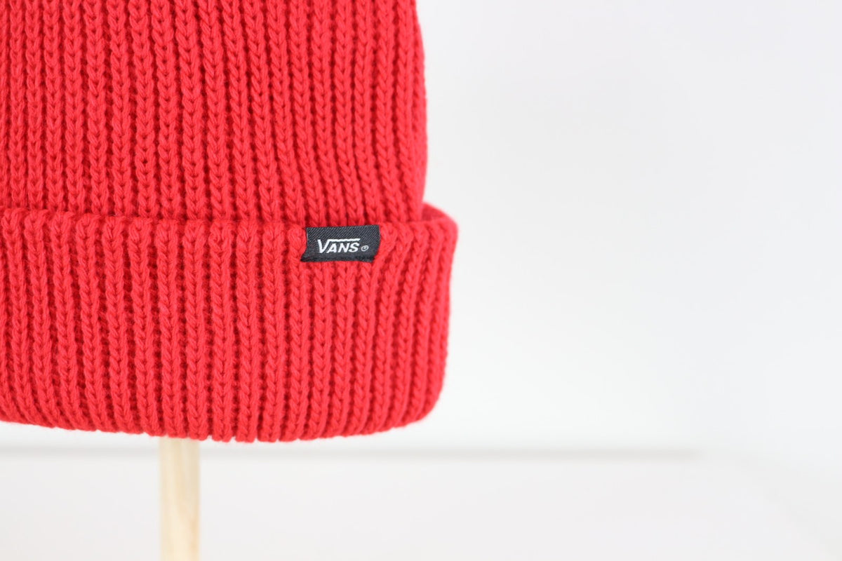 Gros plan sur l'étiquette tissée Vans du revers du bonnet rouge – Frippin'Dealz