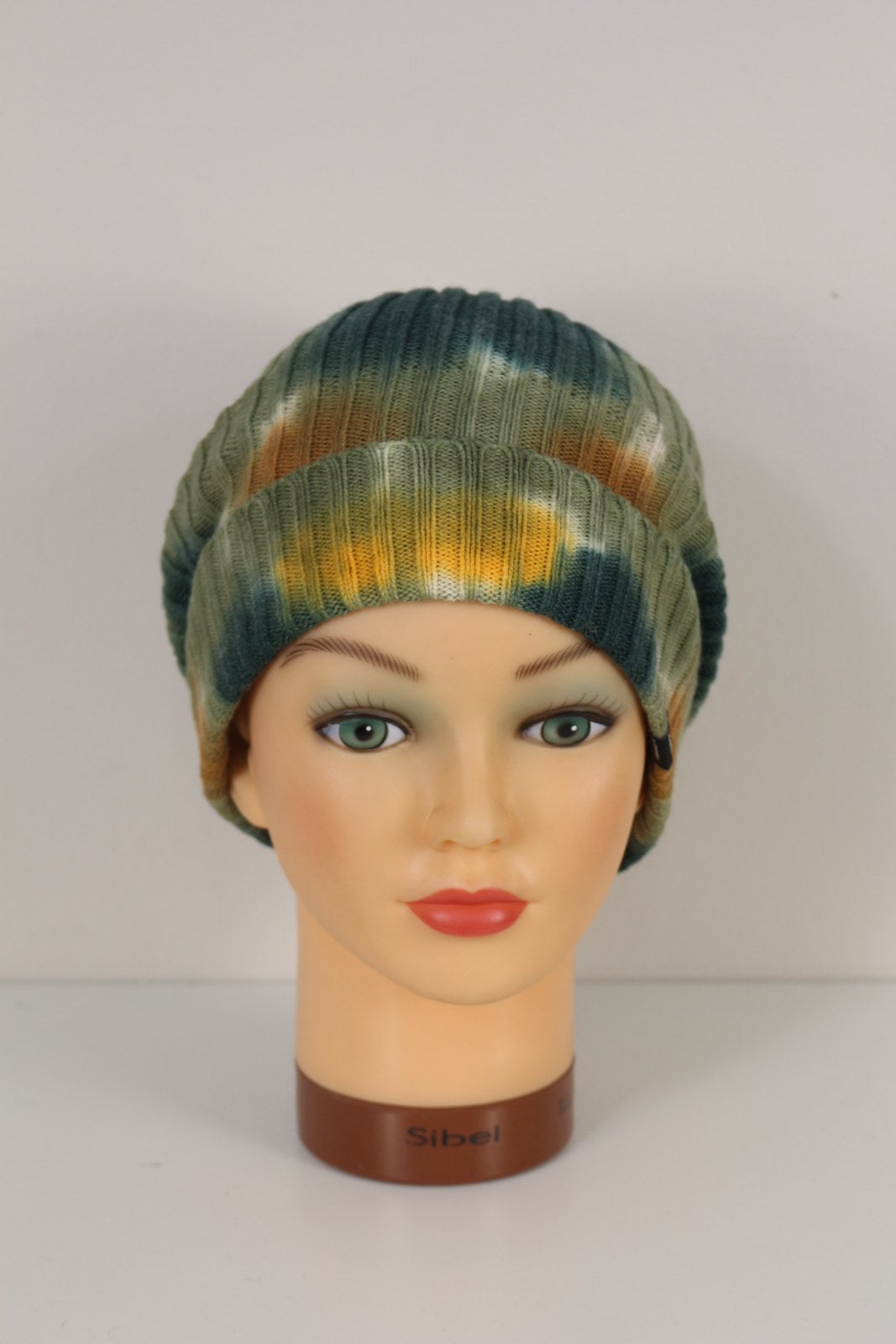 Bonnet Vans vert kaki tie-dye avec revers porté sur mannequin, vue de face – Frippin'Dealz