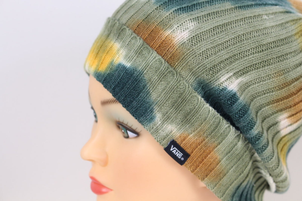 Gros plan sur l'étiquette tissée Vans du bonnet vert tie-dye – Frippin'Dealz
